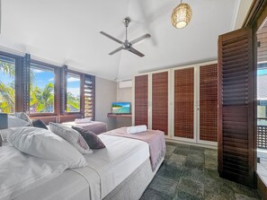 2 bedrooms, travel cot, WiFi, bed sheets - Wongalinga Beachfront Apt 5 (Wongaling Beach)