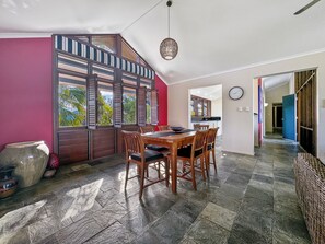 Dining - Wongalinga Beachfront Apt 5 (Wongaling Beach)