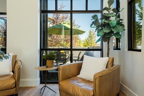Smart TV, fireplace