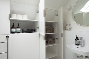 Free toiletries, hair dryer, towels, soap - The Rox Hobart (Hobart)