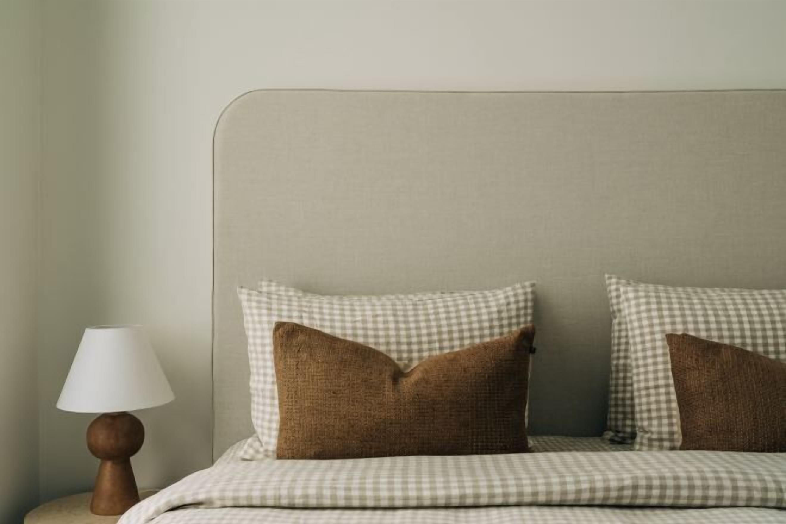 Een bureau, een laptopwerkplek, geluiddichte muren