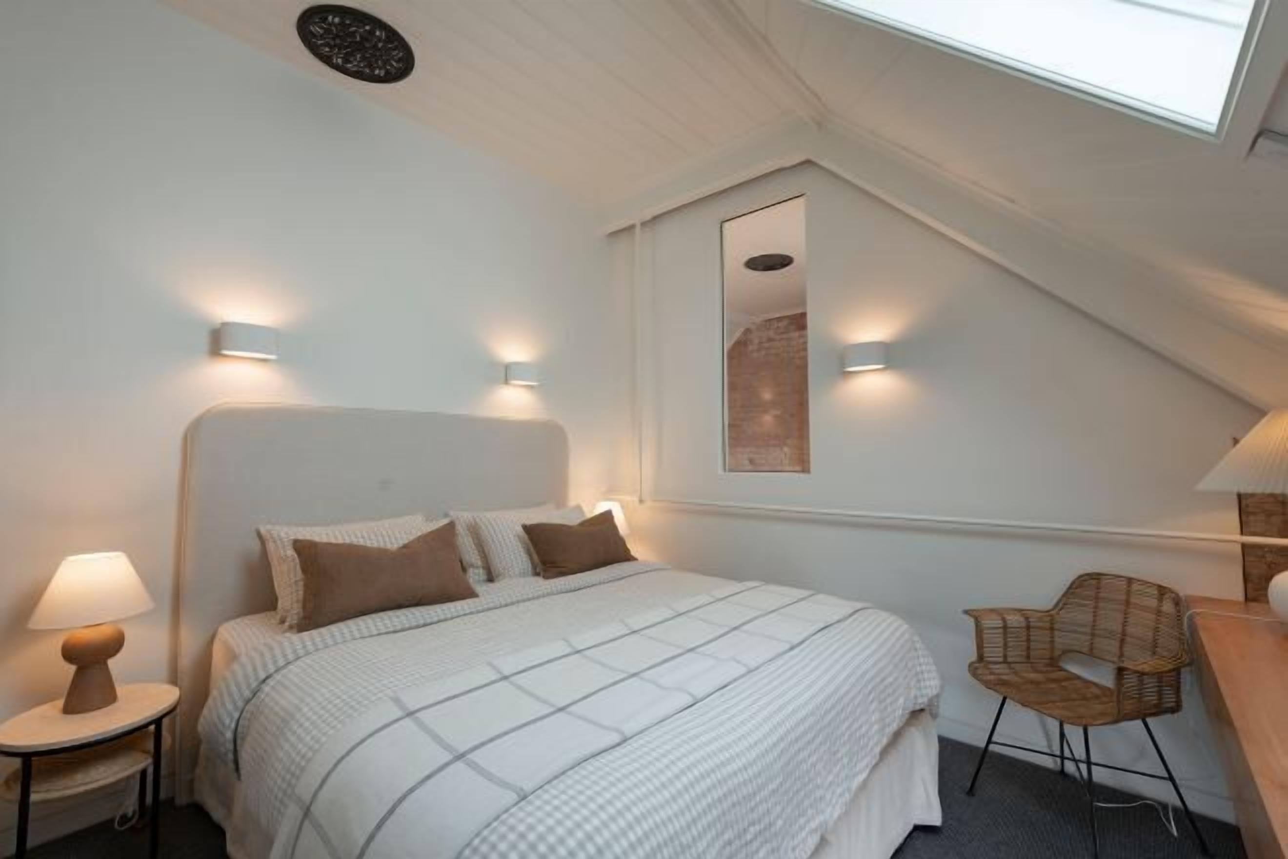 Een bureau, een laptopwerkplek, geluiddichte muren