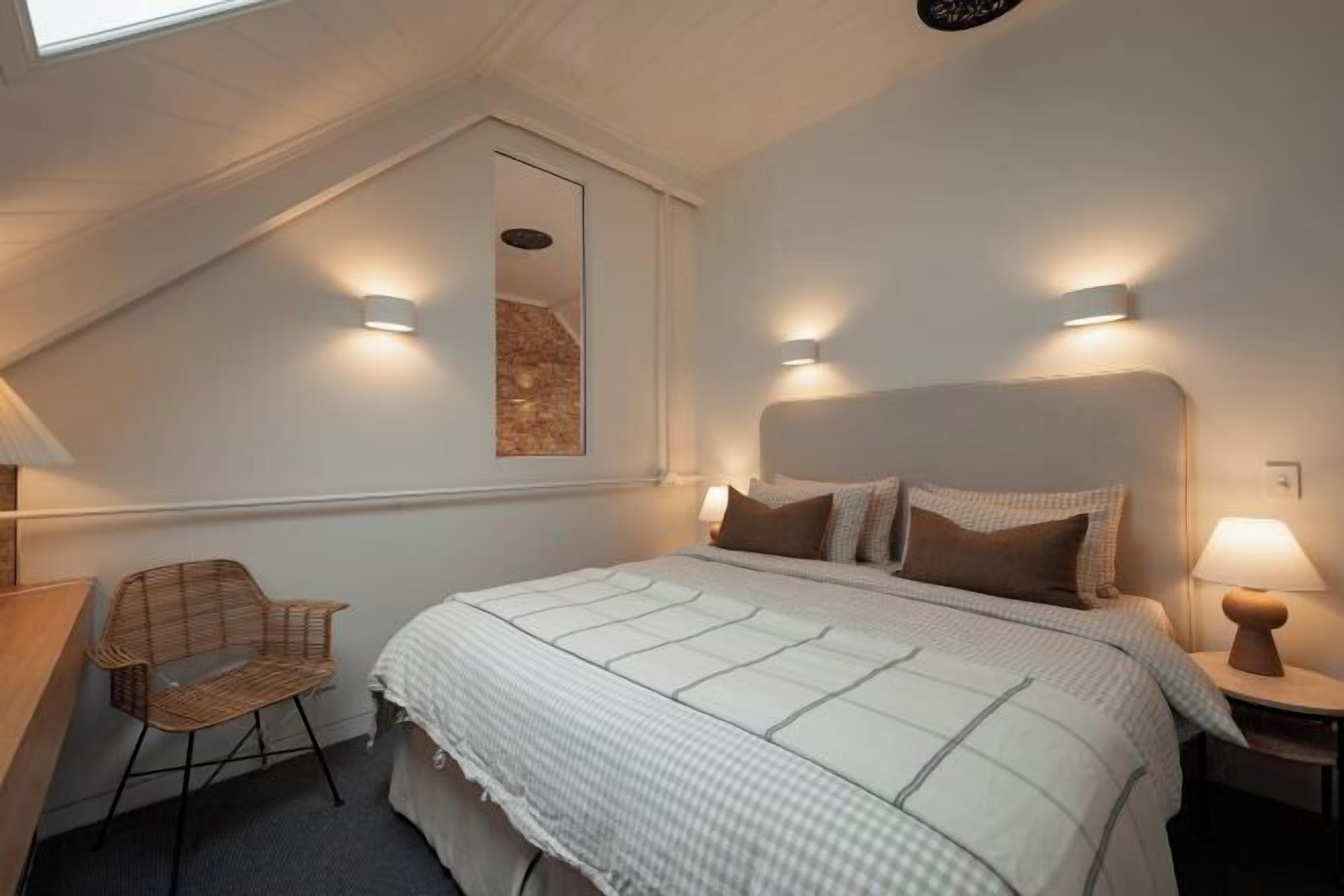 Een bureau, een laptopwerkplek, geluiddichte muren