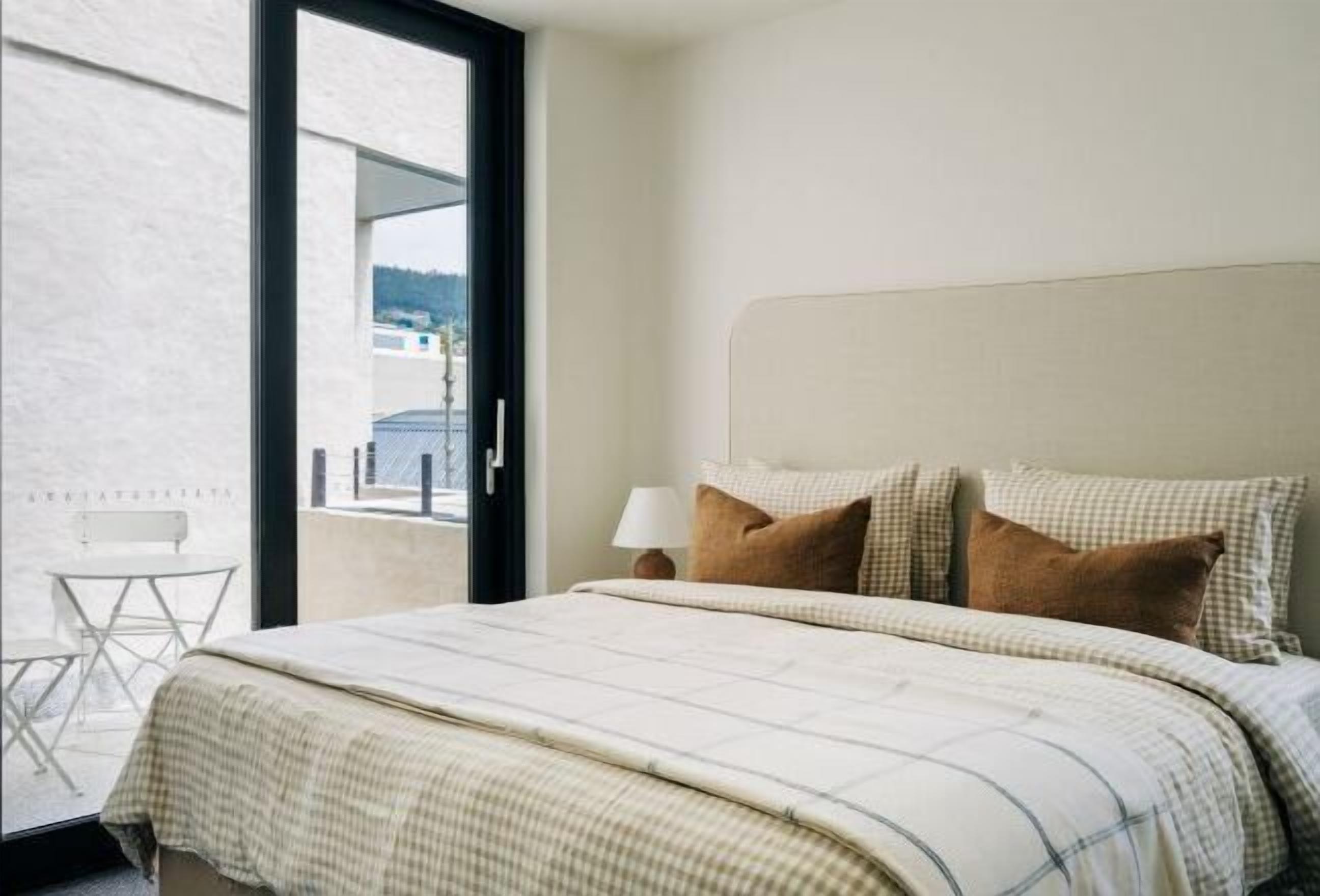 Een bureau, een laptopwerkplek, geluiddichte muren