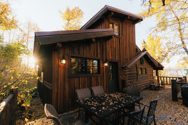 Cozy, charming cabin with peek-a-boo views of Henry's Lake. Accessible all year long! In a peaceful neighborhood, surrounded by gorgeous trees.
