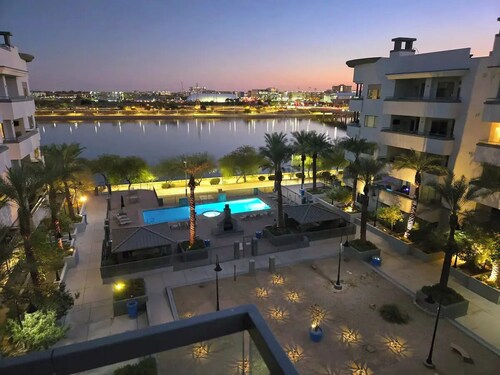 Luxury Charming 2-bedroom condo in Tempe Town Lake , pool, gym, car garage WiFi