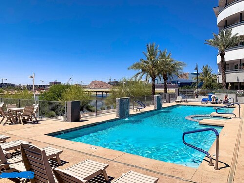 Luxury Charming 2-bedroom condo in Tempe Town Lake , pool, gym, car garage WiFi