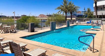 Luxury Charming 2-bedroom condo in Tempe Town Lake , pool, gym, car garage WiFi