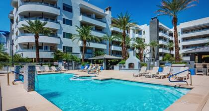 Luxury Charming 2-bedroom condo in Tempe Town Lake , pool, gym, car garage WiFi