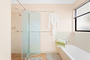 Haartrockner, Handtücher, Seife, Toilettenpapier
