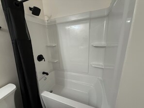 Sèche-cheveux, serviettes fournies, savon, shampoing