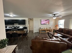 Smart TV, video games - 3-bedroom Ranch Duplex in charming Columbia with WiFi, 6 miles to Mizzou Arena (Columbia)