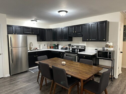 3-bedroom Ranch Duplex in charming Columbia with WiFi, 6 miles to Mizzou Arena