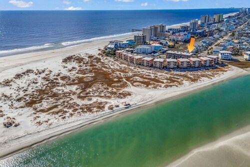 Newly renovated 2 Bedroom, 2 Bath -sleeps 6, Direct beach access with Water views and Pool