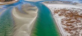 Newly renovated 2 Bedroom, 2 Bath -sleeps 6, Direct beach access with Water views and Pool