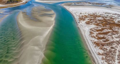 Newly renovated 2 Bedroom, 2 Bath -sleeps 6, Direct beach access with Water views and Pool