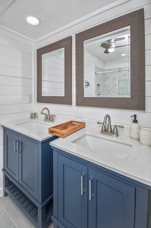 Towels - Newly renovated 2 Bedroom, 2 Bath -sleeps 6, Direct beach access with Water views and Pool (North Myrtle Beach)
