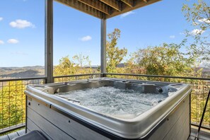 Outdoor spa tub - "Close Enough to Perfect" – Luxurious 4-Bedroom Cabin with Game Room & Stunning Views! (Gatlinburg)