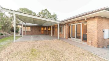 家庭單棟房屋 | 露台/庭院