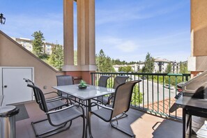 Outdoor dining - Executive Loft - 314A (Kelowna)