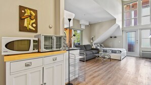 Interior - Executive Studio - 314B (Kelowna)