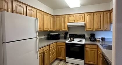 Cozy 2-bedroom condo in gorgeous Sitka with ocean view and WiFi