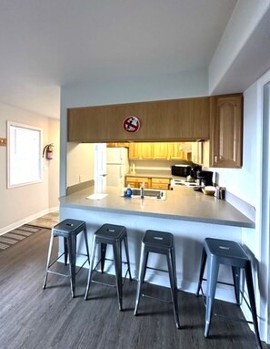 Microwave, oven, stovetop, dishwasher - Cozy 2-bedroom condo in gorgeous Sitka with ocean view and WiFi (Sitka)