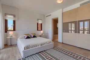 2 bedrooms, iron/ironing board, Internet, bed sheets
