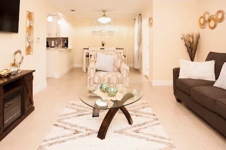 Living area. Luxury Modern Home - Coral Springs, Florida