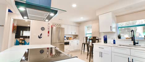 Mikrobølgeovn, ovn, kokeplater og oppvaskmaskin