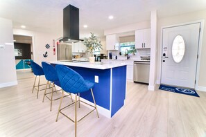 Mikrovågsugn, ugn, spishäll och diskmaskin