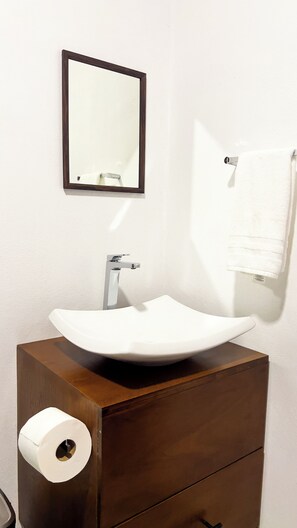 Dusche, HandtĂŒcher, Seife, Shampoo