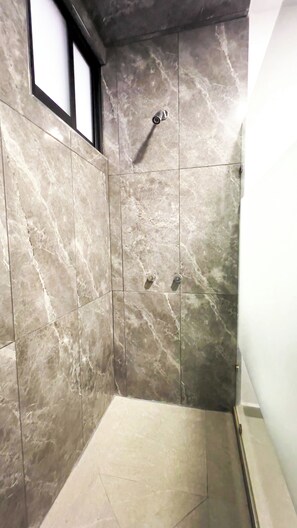 Shower, towels, soap, shampoo - Amaneceres Deluxe Apartment (Zacatlán)