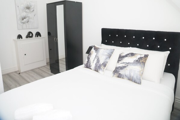 2 bedrooms, iron/ironing board, free WiFi, bed sheets