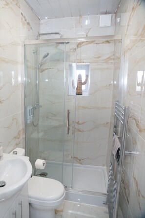 Secadora de cabello, toallas, jabón, shampoo 