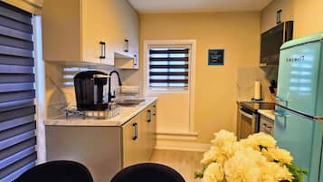 Coffee/tea maker, fridge, microwave, oven