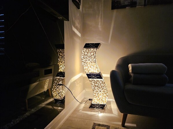 Interior - 2F beautiful balcony, 2-bedrooms, 1G WiFi, near WEGO Bus (Niagara Falls)