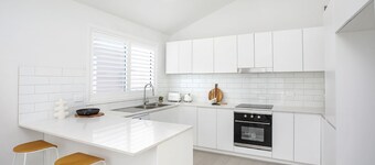 Clovelly - Pet friendly 3 bedroom home - Book 3 nights, pay for 2!