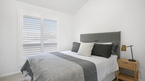 3 bedrooms, iron/ironing board, free WiFi, bed sheets - Clovelly - Pet friendly 3 bedroom home - Book 3 nights, pay for 2! (Saint Georges Basin)