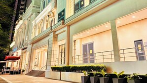 Un immeuble à étages doté d’une façade classique, de grandes fenêtres et d’un hall d’entrée bien éclairé.