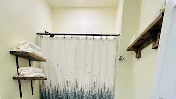 Secadora de cabello, toallas, papel de baño