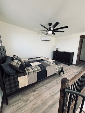 1 bedroom, desk, iron/ironing board, WiFi - Modern, rustic building with a loft in Kennewick, WA near Canyon Lakes! (Kennewick)