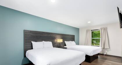 Rustic Lodge | Riverside | WiFi | Pets OK!