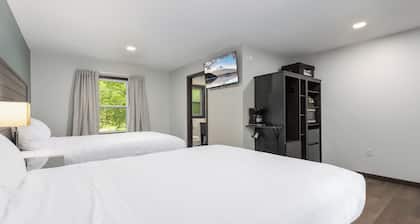 Rustic Lodge | Riverside | WiFi | Pets OK!