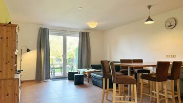 Fernseher, Tischtennisplatte, Stereoanlage