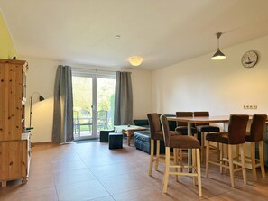 Televisio, pöytätennispöytä, stereot