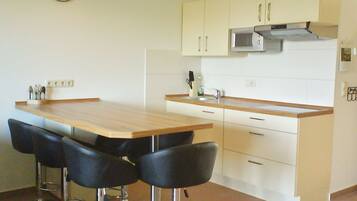 Frigorífico, microondas, placa de cocina y lavavajillas