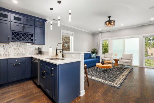 LuxHome up to 6 guests in Chicago; WiFi, AC, Heat, Security cams, Downtown 8mins