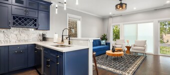 LuxHome up to 6 guests in Chicago; WiFi, AC, Heat, Security cams, Downtown 8mins