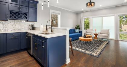 LuxHome up to 6 guests in Chicago; WiFi, AC, Heat, Security cams, Downtown 8mins